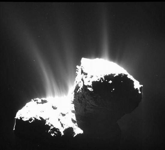 这张照片是2014年11月22日罗塞塔探测器“欧西里斯(Osiris)”窄角相机拍摄的67P彗星表面，当时该探测器距离彗星30公里，图像分辨率为每像素2.8米。