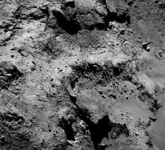 这是67P彗星较大耳垂结构上“英霍蒂普”广泛光滑区域的表面结构。