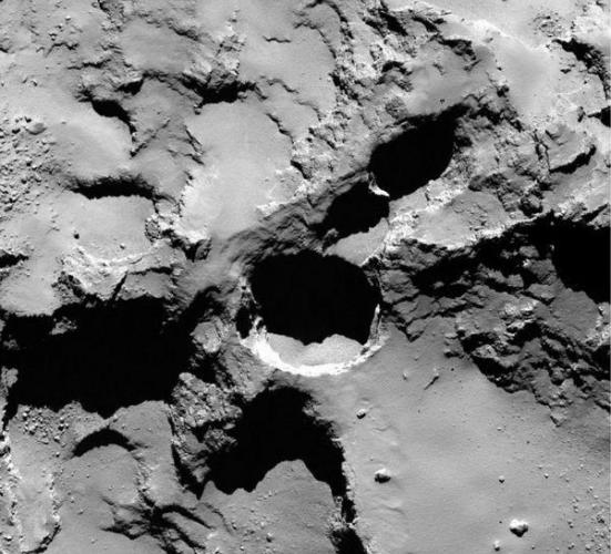 这是在67彗星“塞斯”区域拍摄到的一个“活跃坑洞”，是罗塞塔探测器距离60公里处拍摄的，图像分辨率达到每像素1米。