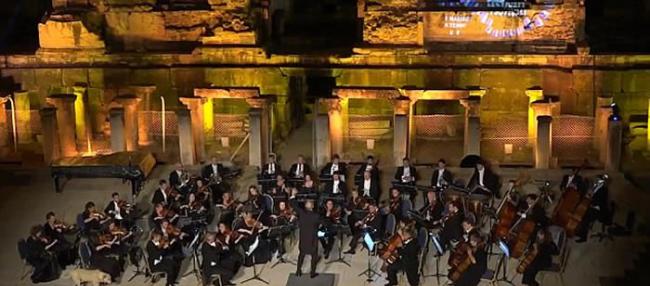维也纳室内交响乐团到土耳其进行户外演奏 拉布拉多犬大摇大摆走上表演台