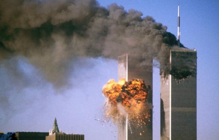 恐怖份子骑劫客机撞向纽约世贸中心大楼