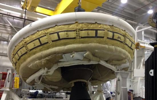 飞碟型载具在夏威夷太空总署设施接受检查