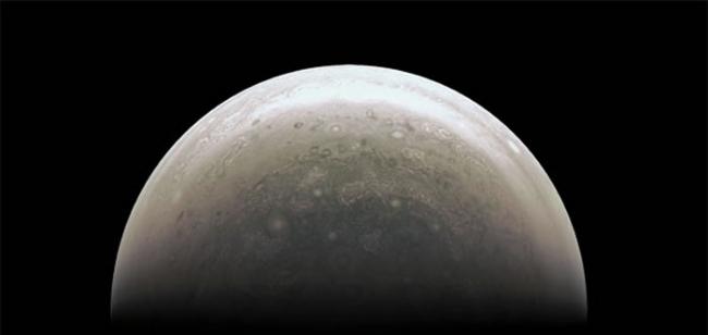 朱诺号沿俯冲式极地轨道对充满风暴的木星进行研究