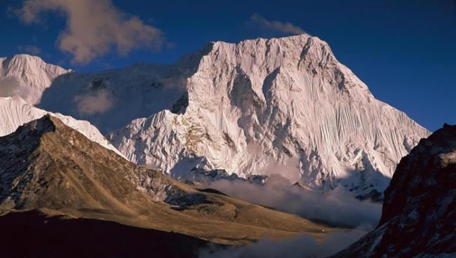 札姆朗峰（又称钦琅山）俯瞰着尼泊尔的马卡鲁－巴朗国家公园（Makalu-Barun National Park）。丹尼尔．泰勒因为寻找雪怪而探索了这片地区，之后