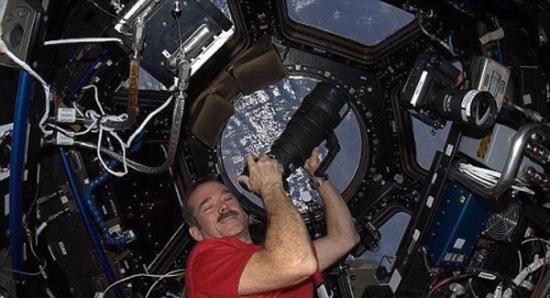 2013年，海德菲尔德结束宇航员的工作。他是人类历史上最著名的太空探险家之一。在太空工作期间，他拍摄了大量照片并上传到他的twitter帐户，与所有网民分享。