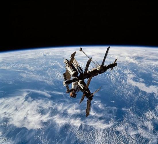 俄罗斯的“和平”号空间站，1995年STS-74任务期间从“亚特兰蒂斯”号航天飞机上拍摄。海德菲尔德以任务专家身份参加了STS-74任务。他表示自己从未想到很多