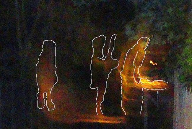 英国埃塞克斯郡处决女巫鬼屋“牢笼”现灵异照 疑似3个鬼魂抬着1个女巫