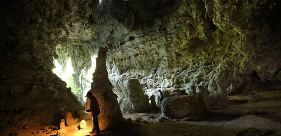 苏拉威西岛上有古老岩石艺术的石灰岩洞穴之一。摄影： Kinez Riza