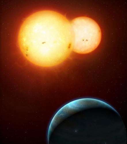艺术家描绘的Kepler-35 b行星，它环绕着一对太阳大小的恒星运行。目前，美国研究人员表示，这种类似“塔图因”的行星生命宜居指数更高