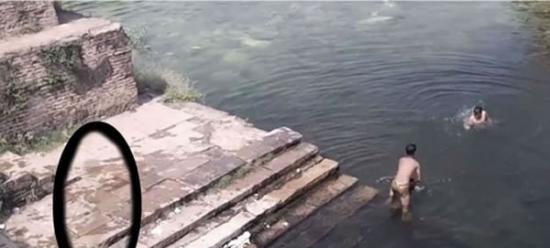 印度瓜廖尔一处遗迹的监视器疑似拍到“鬼影”跳入水里