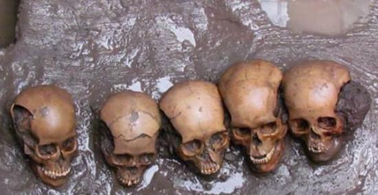 在2011年10月，科学家在墨西哥城下发现50个斩首头骨和250块颌骨。摩尔哈特在特奥蒂瓦坎古城附近获得的发现和这些较早发现类似。这张照片展示了较早发现的神秘头