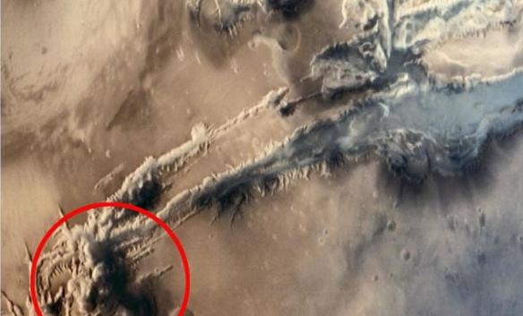 印度探测器在火星大峡谷拍到类似蘑菇云升起的影像