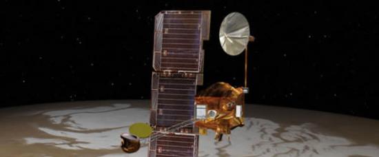 艺术示意图：正飞行在火星北极上空的“火星奥德赛”轨道器。这是迄今工作时间最长的火星飞船。最近为了躲避一颗彗星，它进行了轨道机动调整。