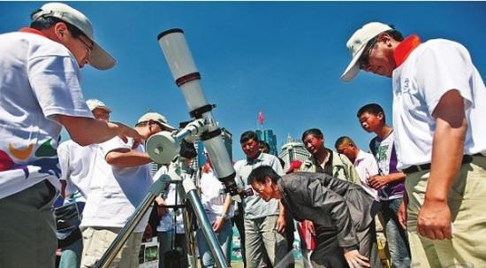 市民体验天文望远镜