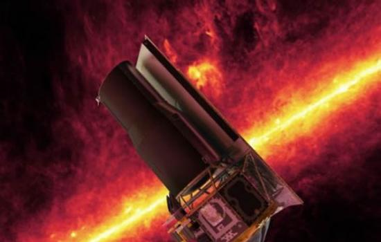这是斯皮策太空望远镜在红外线天空衬托下的情景。如今，它可能有助于科学家寻找围绕夭折恒星周围运行的可能适于居住的行星。
