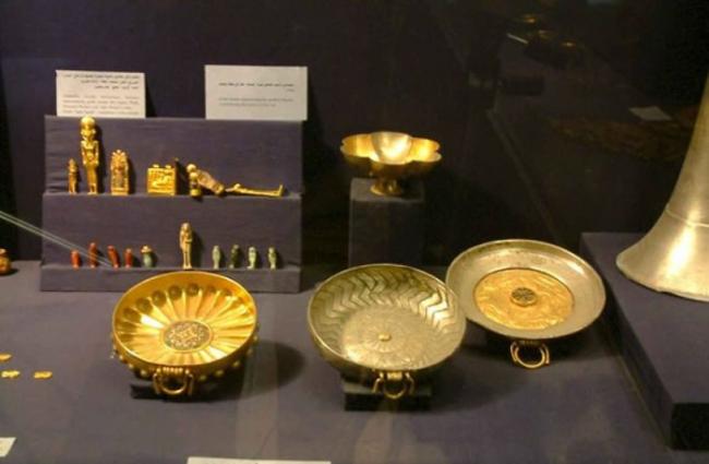 在帝王谷皇家陵墓中发现的黄金餐具。