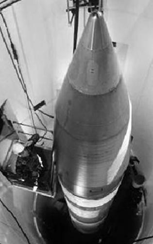 美国空军人员将一枚“民兵3”型洲际弹道导弹引导入制导设备。“民兵3”可服役至2030年，美国空军目前正考虑对这种导弹和地下导弹发射井进行升级，末日地铁系统就是方