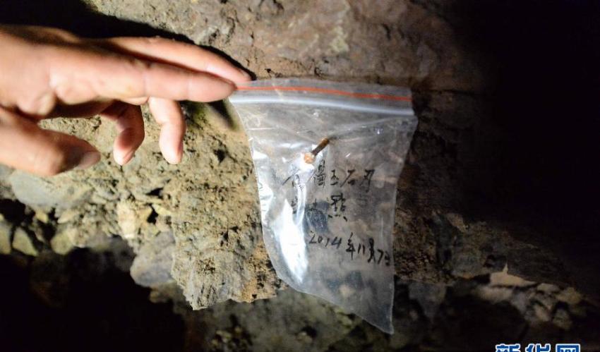 北山洞内黑龙江考古工作者针对文物出土位置的标记（7月23日摄）。
