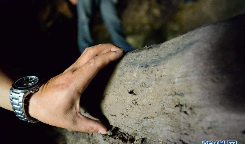 北山洞内古人类生活过的粘土垫层（7月23日摄）。