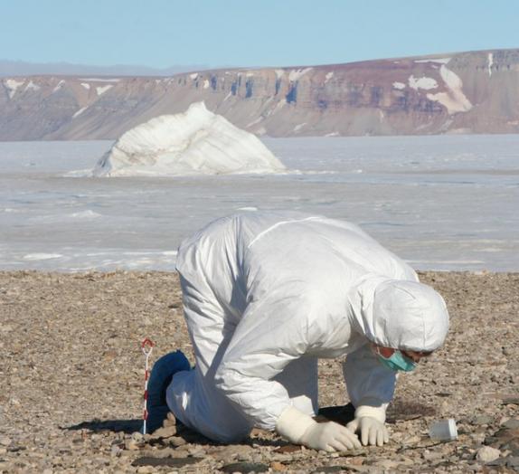 科学家在格陵兰岛研究古人类遗迹
