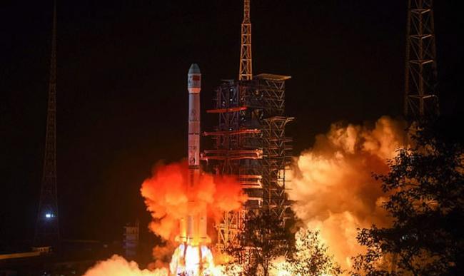 人类首次：中国嫦娥四号探测器成功登陆月球背面