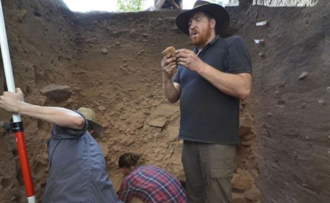 考古学家在岩棚挖掘。