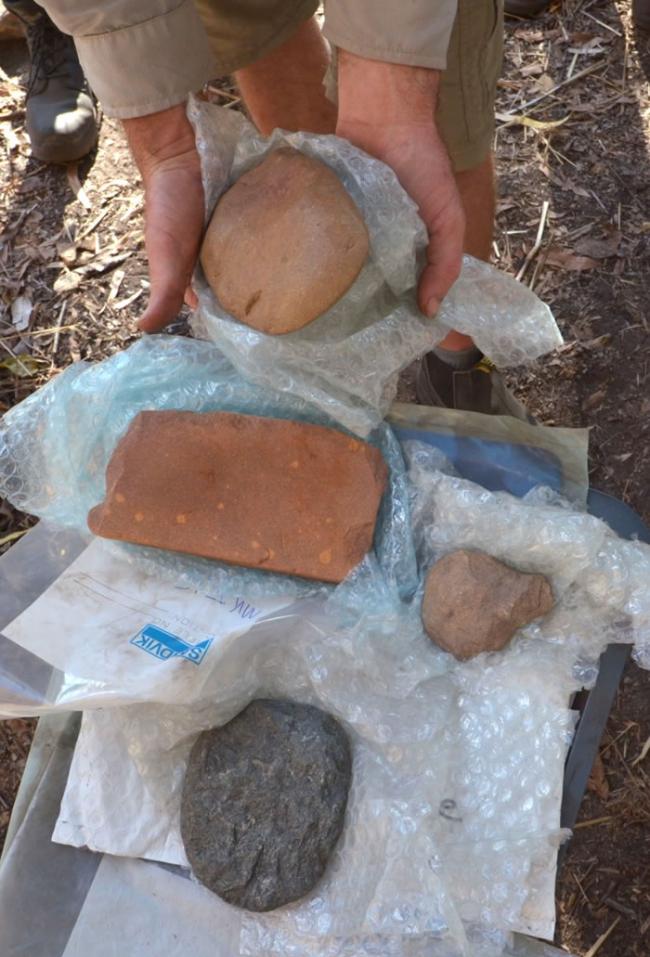 考古学家展示找到的人工制品。