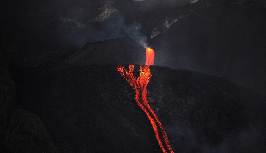 火山岩溶在夜晚更加亮眼