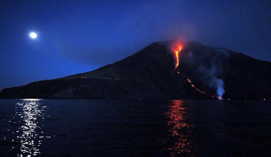 意大利三大活火山之一斯特龙博利岛上的火山喷发