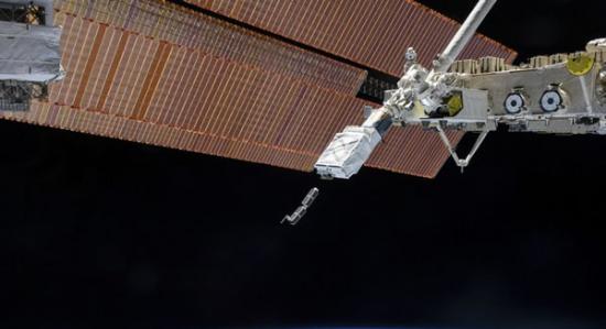 立方体小卫星正从国际空间站上释放