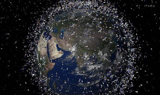 目前有22000件太空垃圾围绕地球，对太空卫星和国际太空站构成危险。