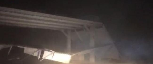飓风哈维登陆美国德州：追风者塌楼间直播 画面突中断