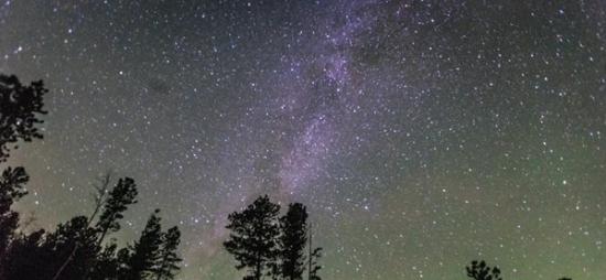 国外拍摄夜空中的银河时目睹巨大火流星