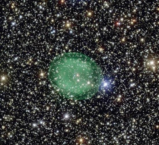 绿色云团是在IC1295星云盾牌座附近发现的，距离地球大约3300光年