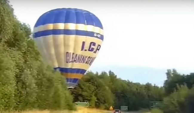 英国莱斯特郡热气球公路硬着陆 司机转弯闪避