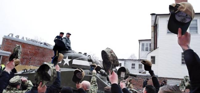 不少市民和军人向在坦克上的斯莫耶致敬。
