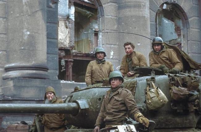 斯莫耶（上中）在科隆教堂坦克战立下大功。