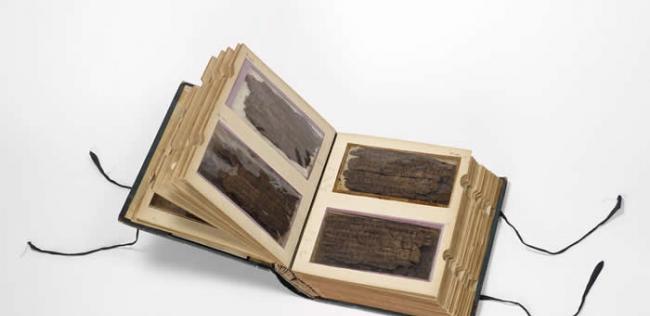 巴克沙利手稿由70页桦树皮组成，非常脆弱，因此安置在特别设计的收藏册中，典藏在牛津波德利图书馆的威斯顿特藏图书馆（Weston Library）。经由收藏册上的