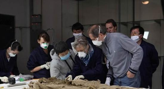 除了裤子外，洋海古墓内还发现其他很多文物，其中包括来自中亚，历史可追溯到3000年前的衣物，每一件都拥有很高的研究价值。照片中，中德科学家正在分析一件皮毛大衣。