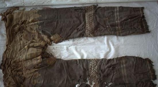 在中国塔里木盆地的洋海古墓内发现的一条裤子，可能是迄今为止发现的历史最为悠久的裤子。这条裤子的年代可追溯到3300年前。在设计上，它采用三块布料，一块用于腿部，