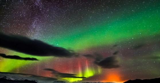 北极光、银河、火山爆发同一时间在这张照片出现。
