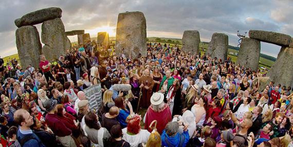 英国巨石阵每年共吸引百万人参观，图为于夏至当天等待日出的游客。