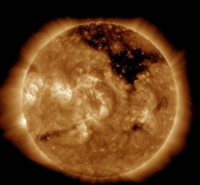 天文学家最新观测太阳大气层中存在一个巨大“黑洞”