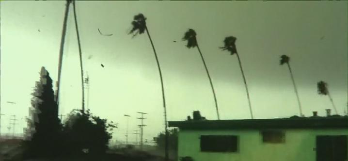 美国南加州遭到龙卷风袭击 业余摄影师拍下住家屋顶被吹飞画面