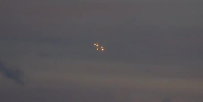 乌克兰夜空惊现外星人UFO舰队？其中一架突然“坠机”