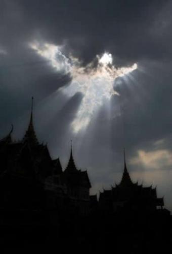 天使形状的云彩出现在了泰国曼谷大皇宫上空的云层中。