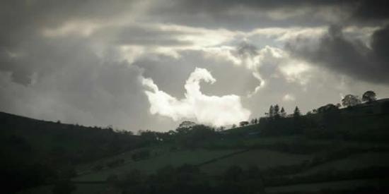 这是从威尔士布雷肯灯塔上空经过的一片云彩，形状酷似一条飞龙。