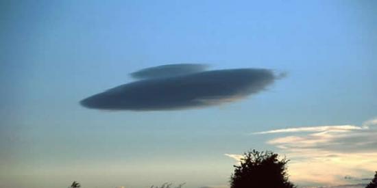 这是一片荚状云，它们的特点就是形状非常像飞碟。