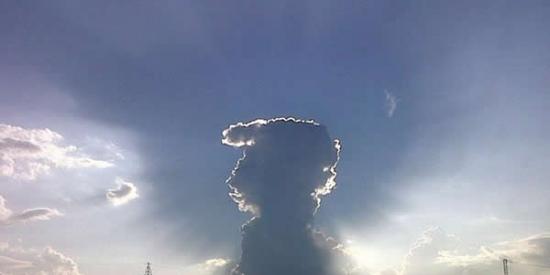 这是在西班牙巴伦西亚拍摄到的酷似猫王的云彩。