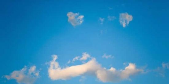 克罗地亚上空的这片云彩看起来就像一张长有小胡子的面孔。